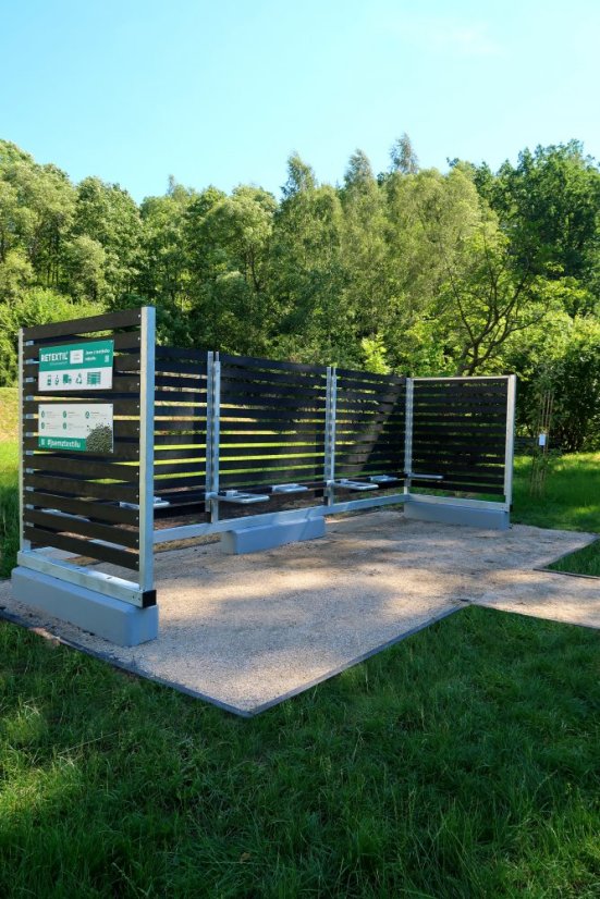 Kontejnerové stání na žulových podstavcích - modulární systém