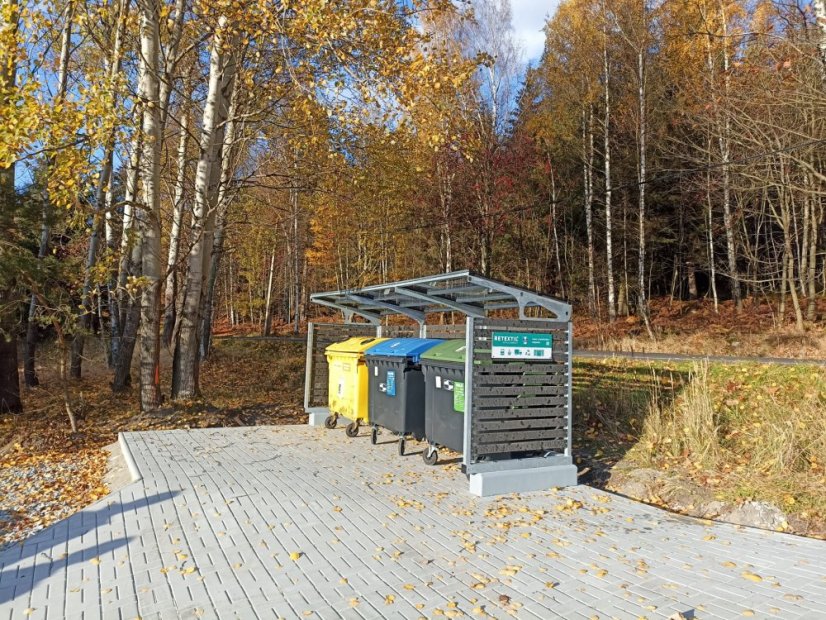 Kontejnerové stání na žulových podstavcích - modulární systém